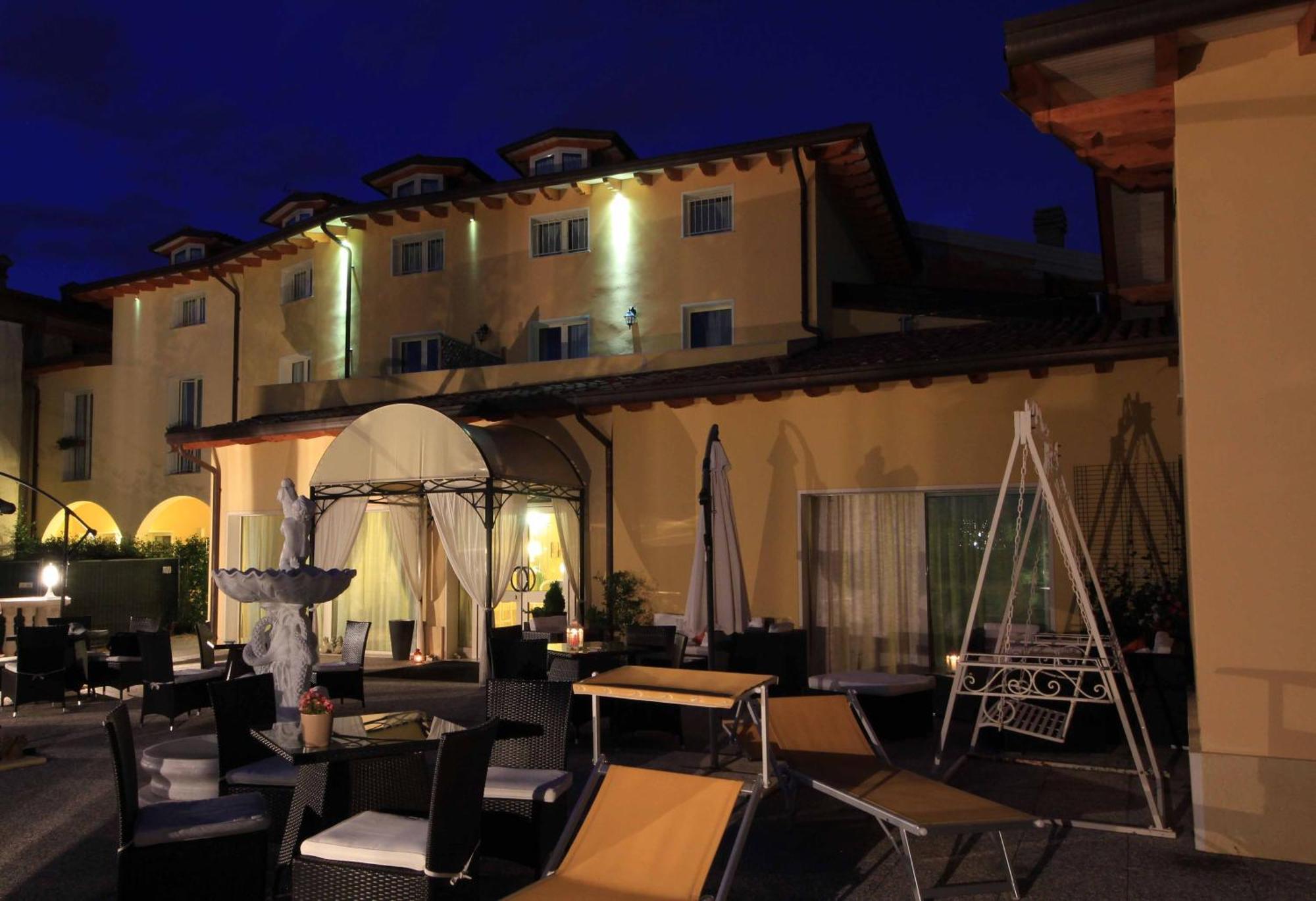 Borgo Dei Poeti Romantik Hotel مانربا ديل جاردا المظهر الخارجي الصورة
