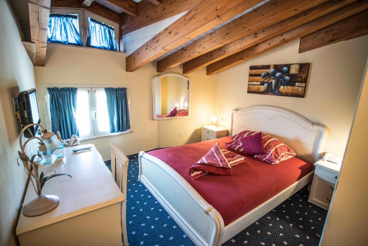 Borgo Dei Poeti Romantik Hotel مانربا ديل جاردا المظهر الخارجي الصورة