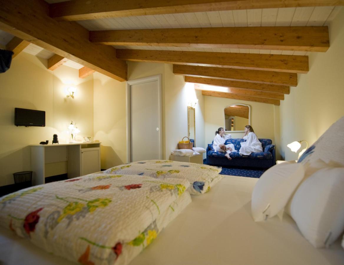 Borgo Dei Poeti Romantik Hotel مانربا ديل جاردا الغرفة الصورة