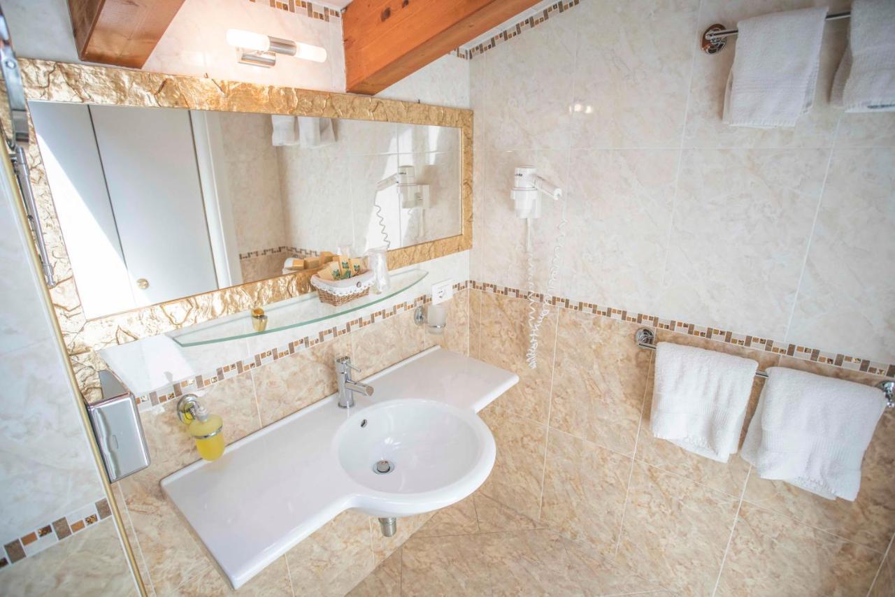 Borgo Dei Poeti Romantik Hotel مانربا ديل جاردا المظهر الخارجي الصورة